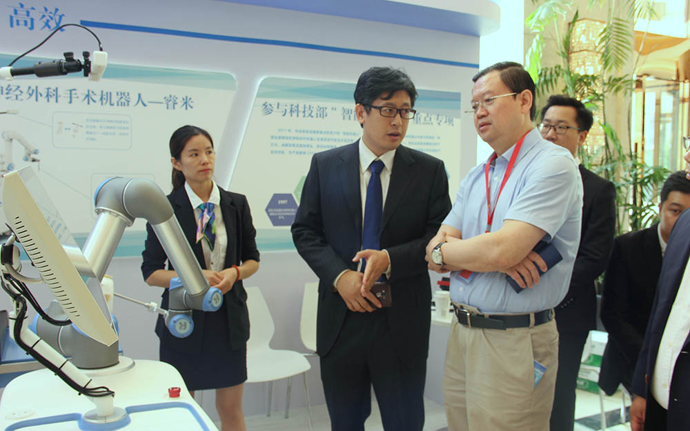 空軍軍醫大學唐都醫院功能神經外科主任王學廉教授蒞臨展臺